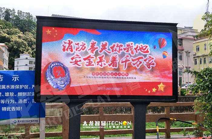 深圳梧桐山雙立柱 LED 廣告機：擎起山海間的視覺新地標(biāo)