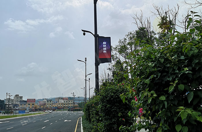 深汕合作區(qū)主干道上的智慧燈桿屏.jpg