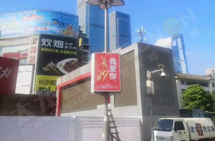 長沙中心商業(yè)街的三面LED燈桿屏.jpg