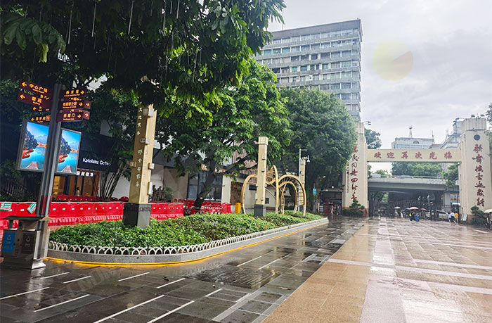 廣州文化公園北門28套智慧燈桿屏.jpg