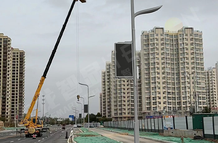河北省滄州市正在安裝LED燈桿屏.jpg
